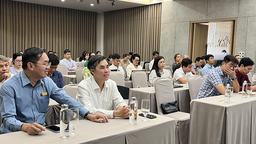 Đại biểu và học viên dự khai mạc lớp bồi dưỡng.